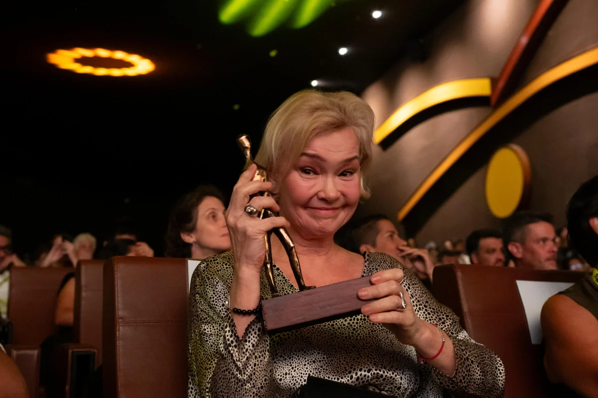 Atriz Julia Lemmertz, é homenageada com troféu Candango durante o 59º Festival de Brasília do Cinema Brasileiro metropoles