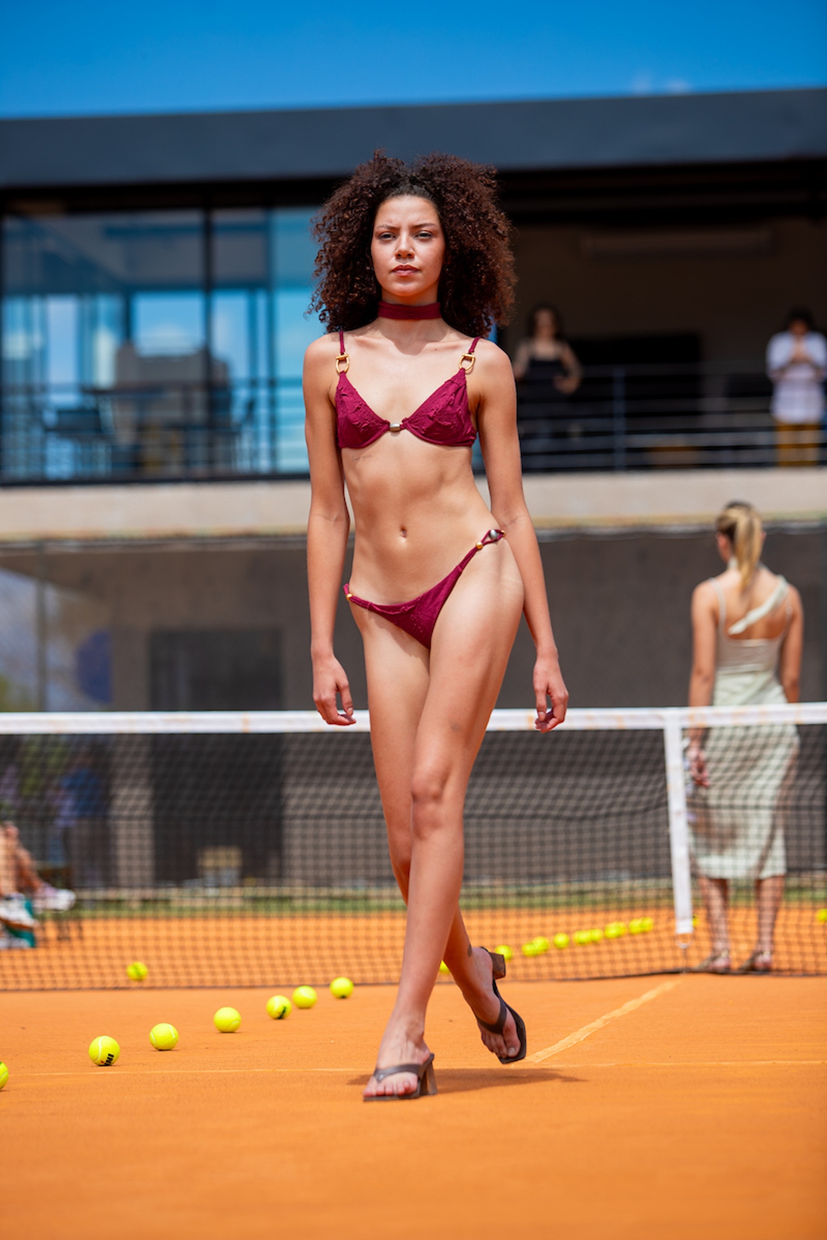 Desfile transforma quadra de tênis em passarela para marcas brasilienses