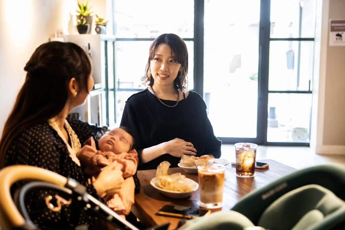 O conceito de um "café noturno do choro" apareceu pela primeira vez em 2023 em uma série de mangá online chamada Yonakigoya