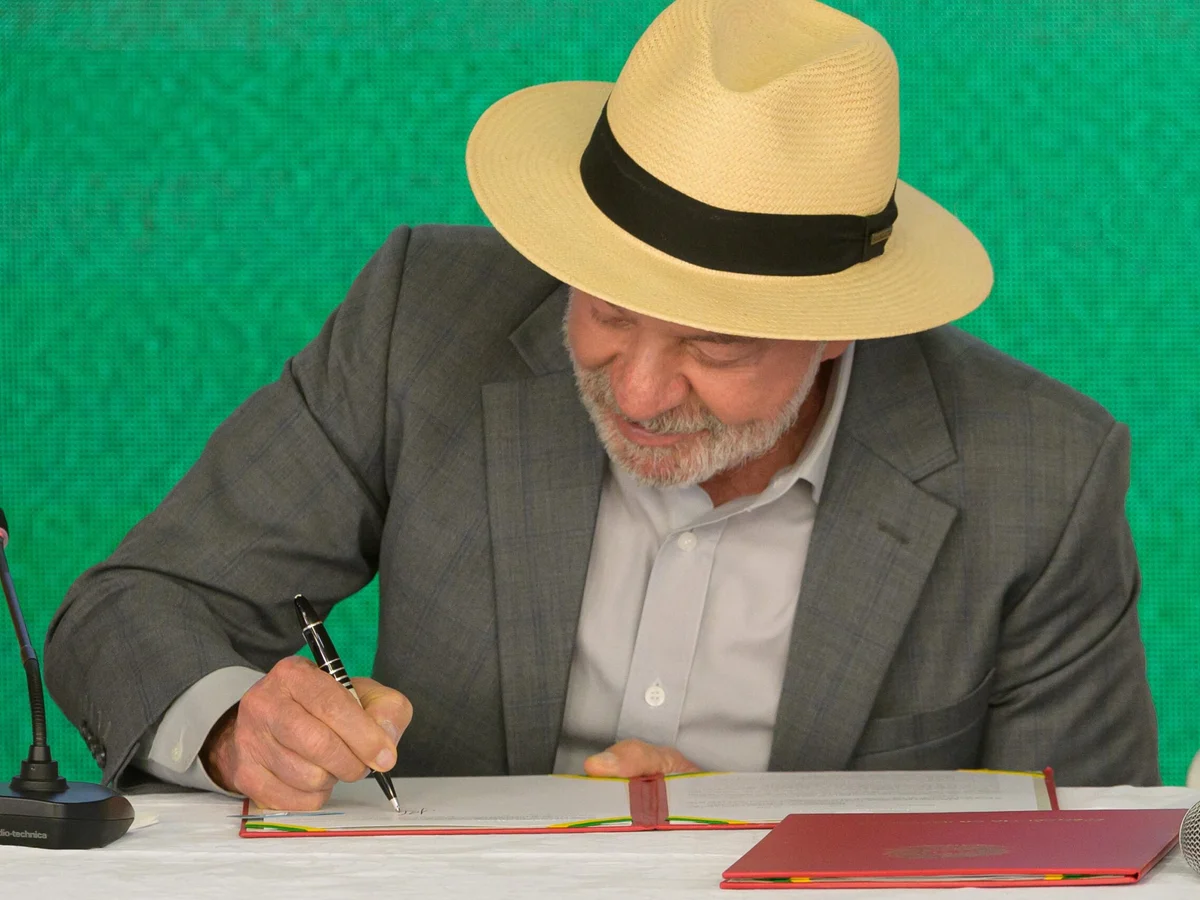 Após aprovação no Congresso, Lula sanciona fim da "taxa das blusinhas"