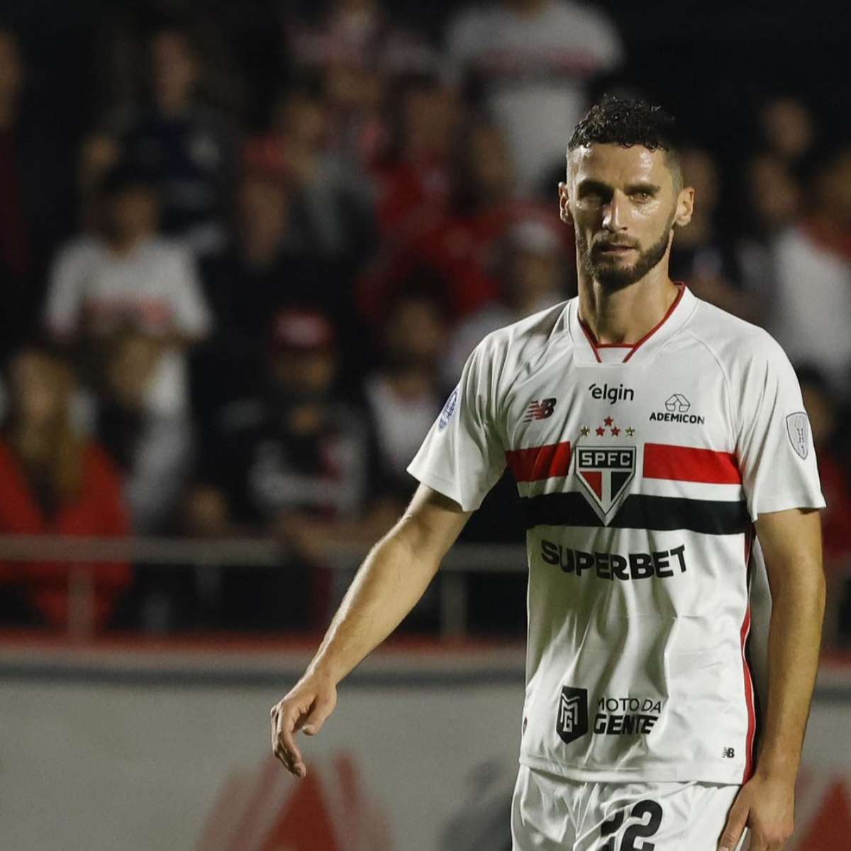 Zagueiro titular do São Paulo rompe LCA e não joga mais em 2026