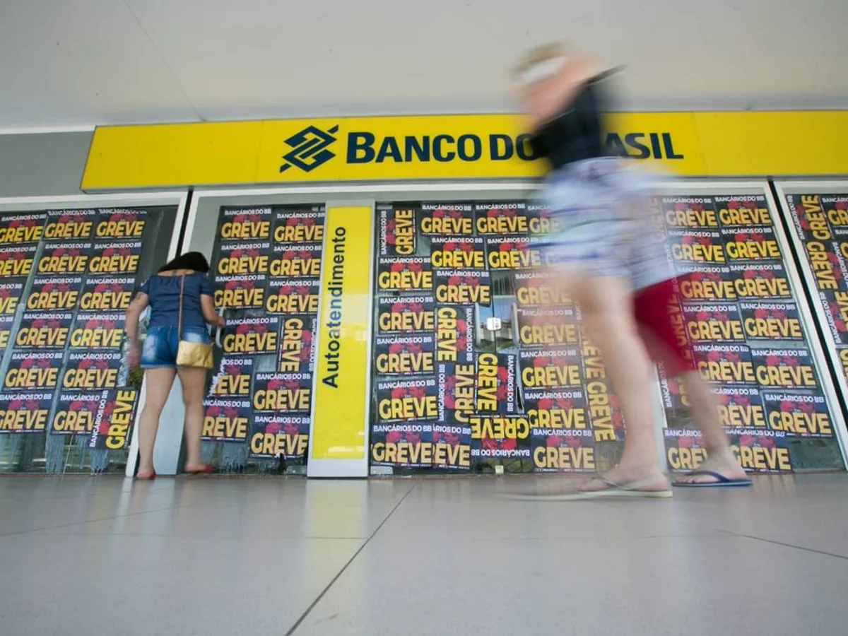 Bancários do BB encerram greve em BH e funcionários da CEF fazem assembleia