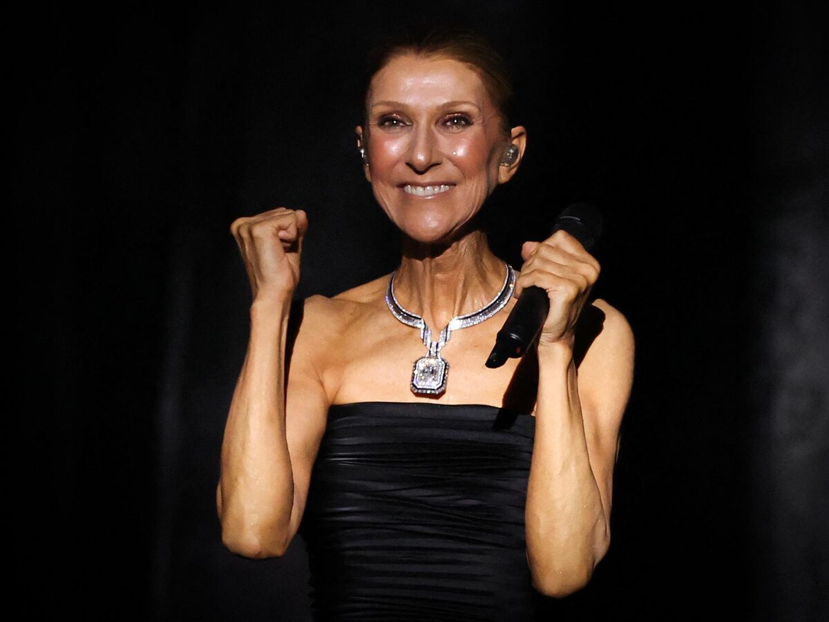 Céline Dion fica descalça e sobe em capô de carro de luxo para cantar e dançar com fãs