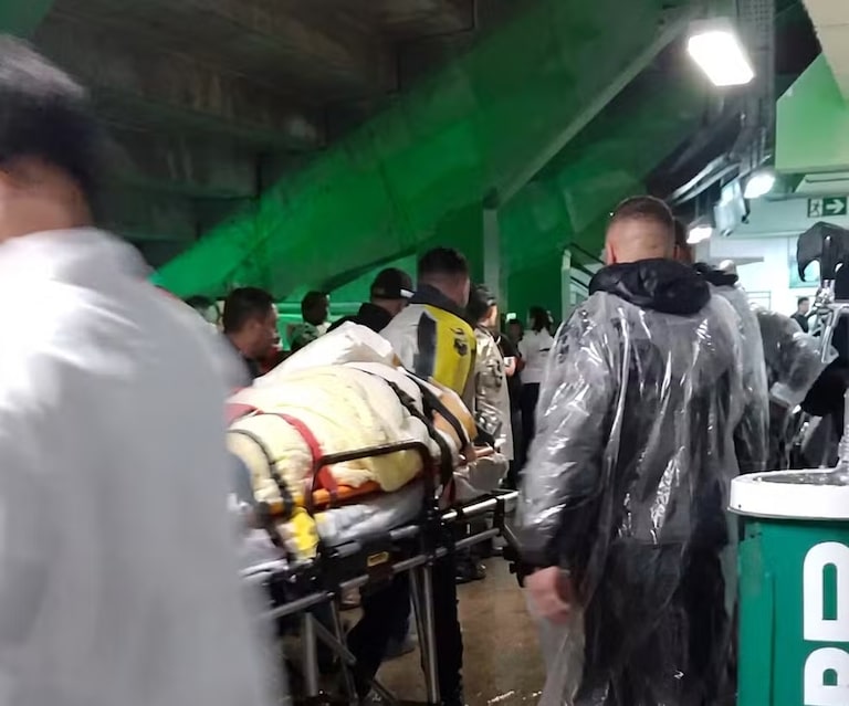 Torcedor despenca de arquibancada no Couto Pereira durante clássico entre Coritiba e Athletico