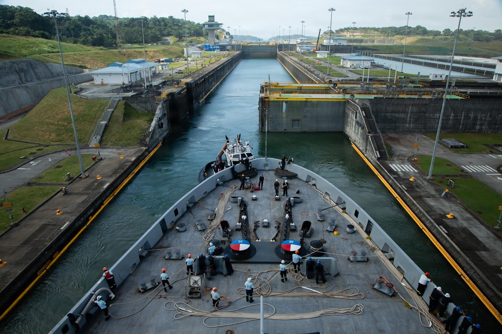 Imagem relacionada à notícia: 24 a Unidade Expedicionária Marinha e USS San Antonio Transit Canal Panamá