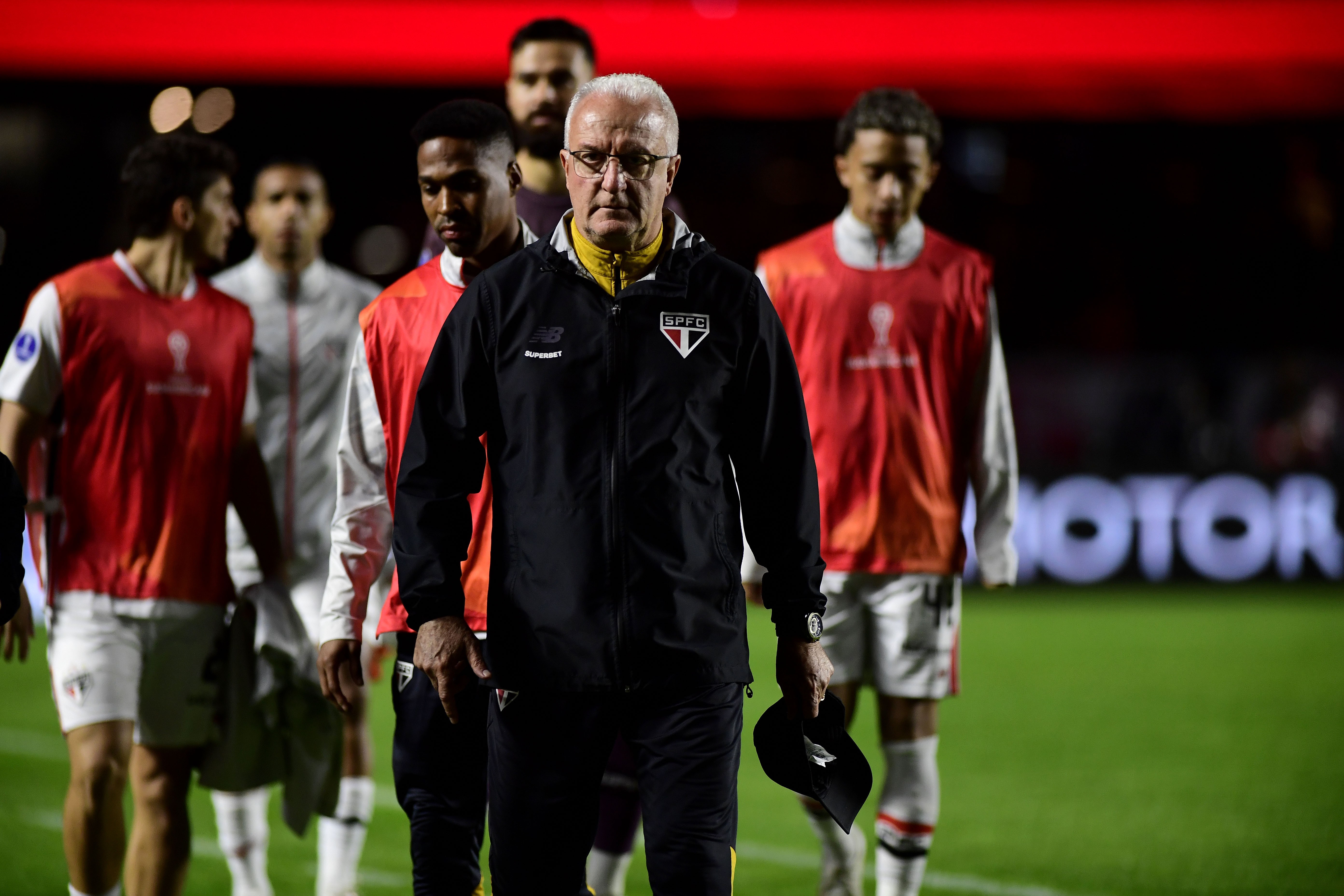 Dorival questiona VAR e lamenta nervosismo do São Paulo em eliminação: "Irreconhecível"