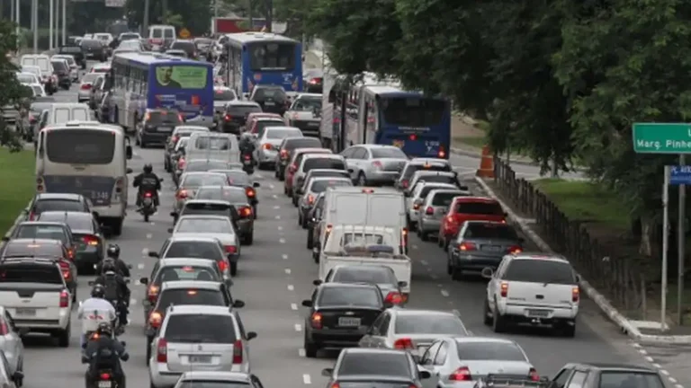 Vendas de carros crescem no Brasil, mas fabricação nacional não acompanha; saiba porquê