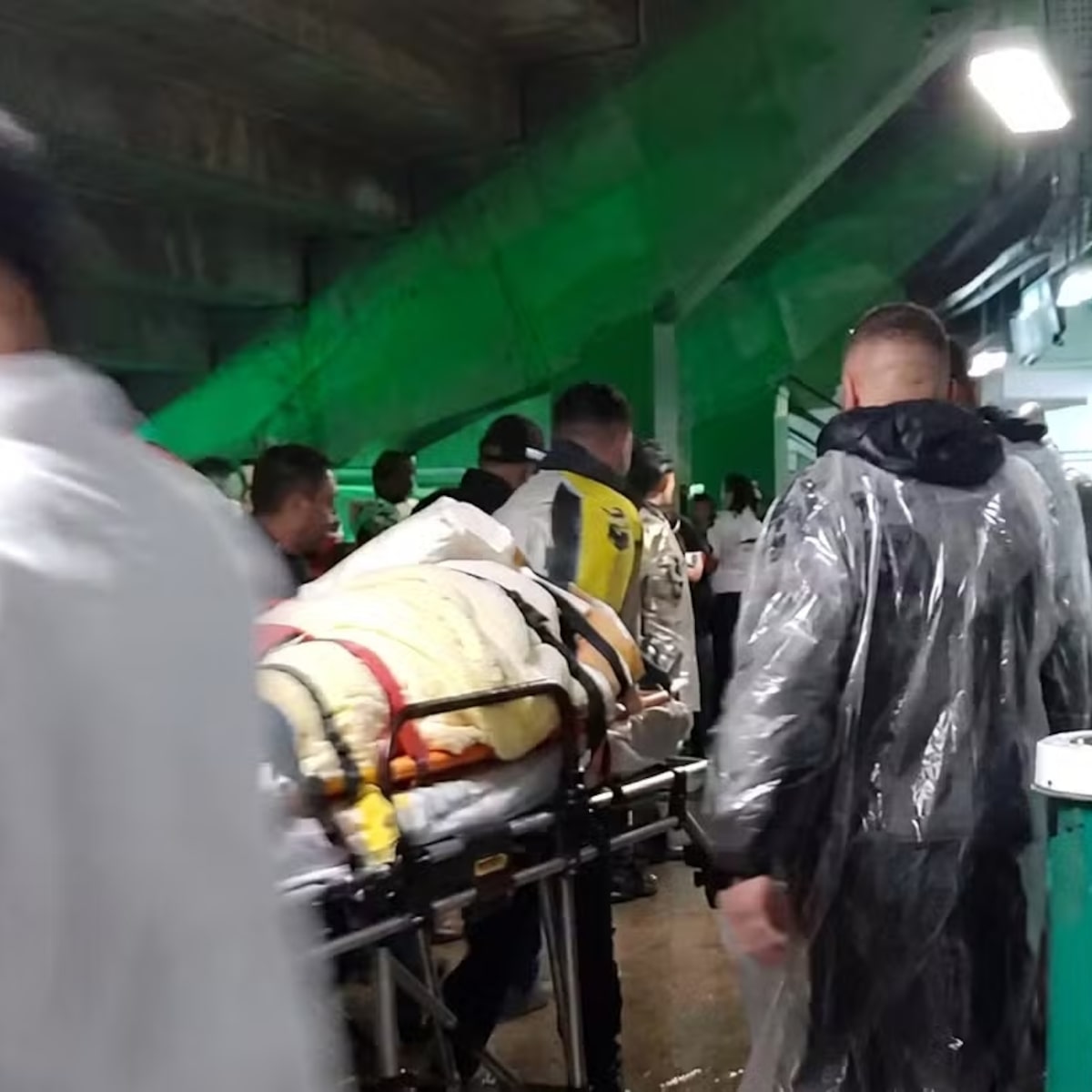 Torcedor despenca de arquibancada no Couto Pereira durante clássico entre Coritiba e Athletico