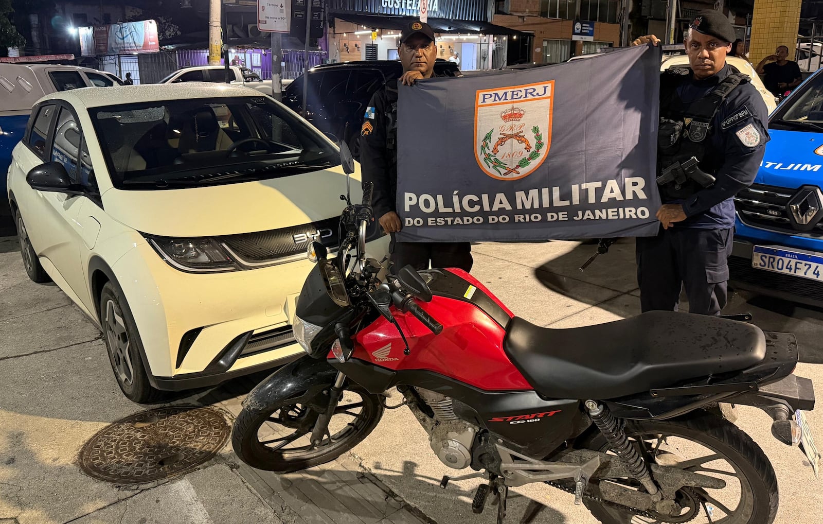 Agentes do 9º BPM recuperaram carro e moto roubados Reprodução/Polícia Militar