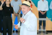 Imagem da matéria: Lula tenta reagir a avanço de Flávio e sanciona PL para motoristas de app