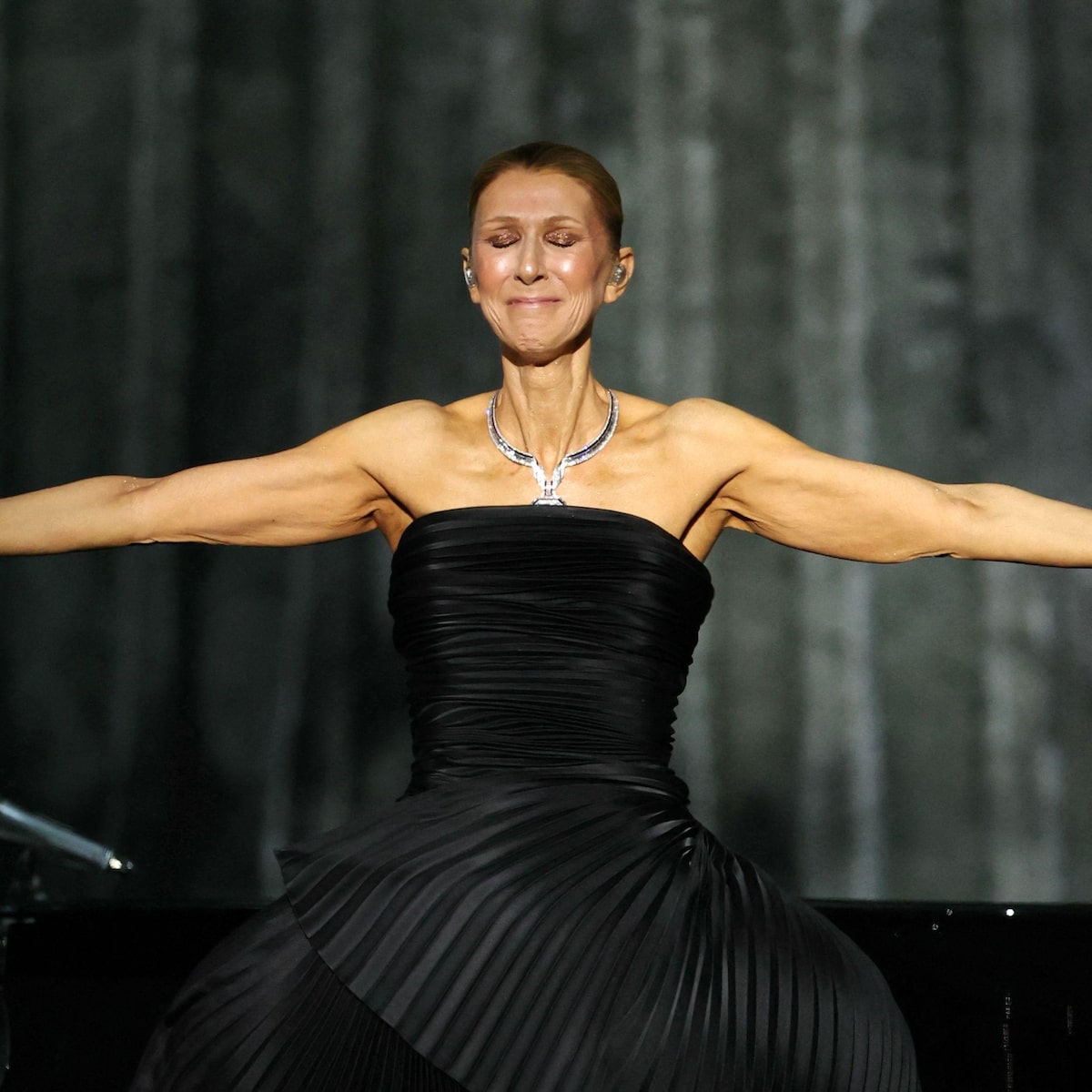 Céline Dion chora em seu 1º show após 6 anos longe dos palcos por conta de doença