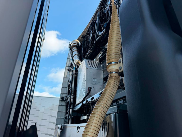 Dirigimos o caminhão da Mercedes-Benz que não muda de marcha e emite vapor de água
