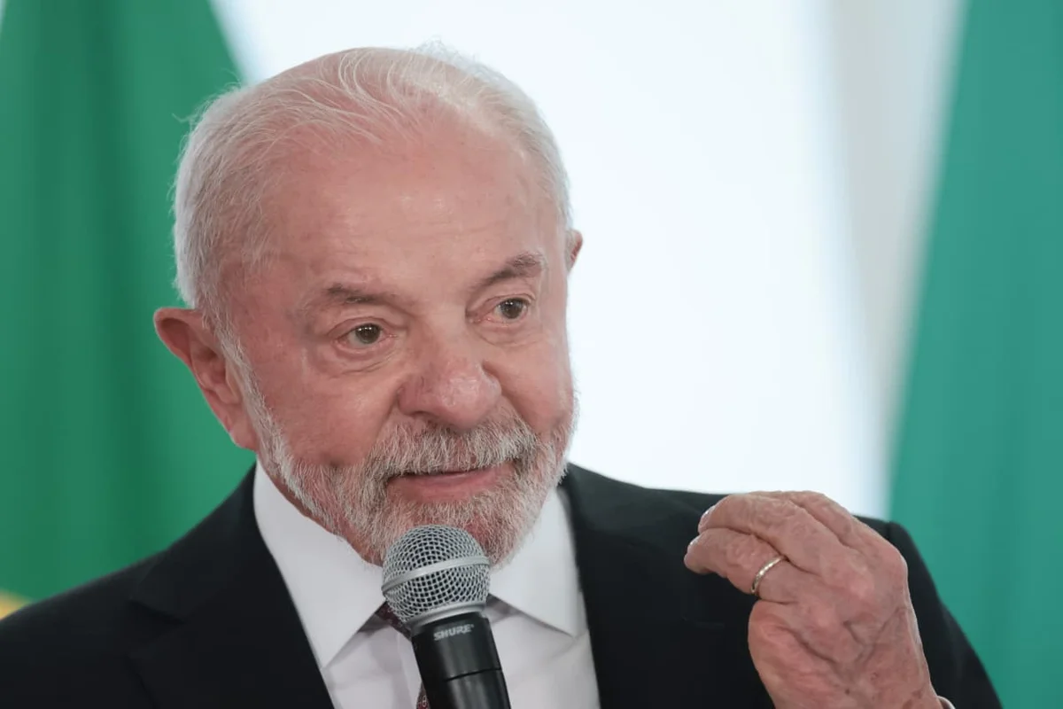 Lula diz que Trump "age como imperador" e rejeita guerra tarifária com EUA
