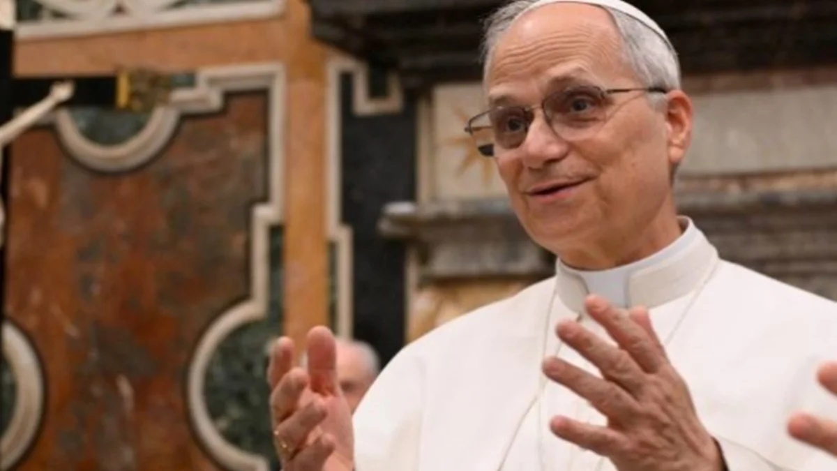 Leão XIV inicia visita à França em busca de aproximação com jovens e fiéis