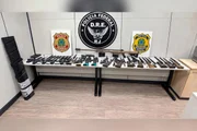 PF e PRF acham arsenal com fuzil .50 em caminhão interceptado na Via Dutra