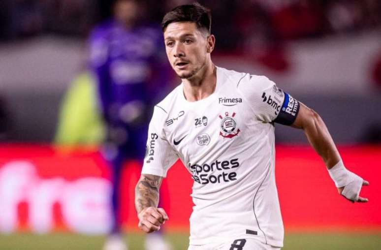 Garro pede apoio a Memphis Depay: "Tem que estar perto dele"