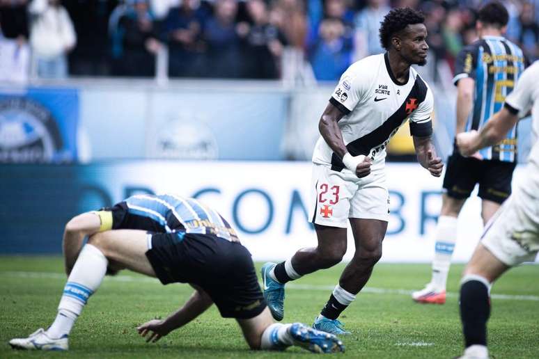 Vasco quebra tabu histórico, vence Grêmio de virada e respira no Z4
