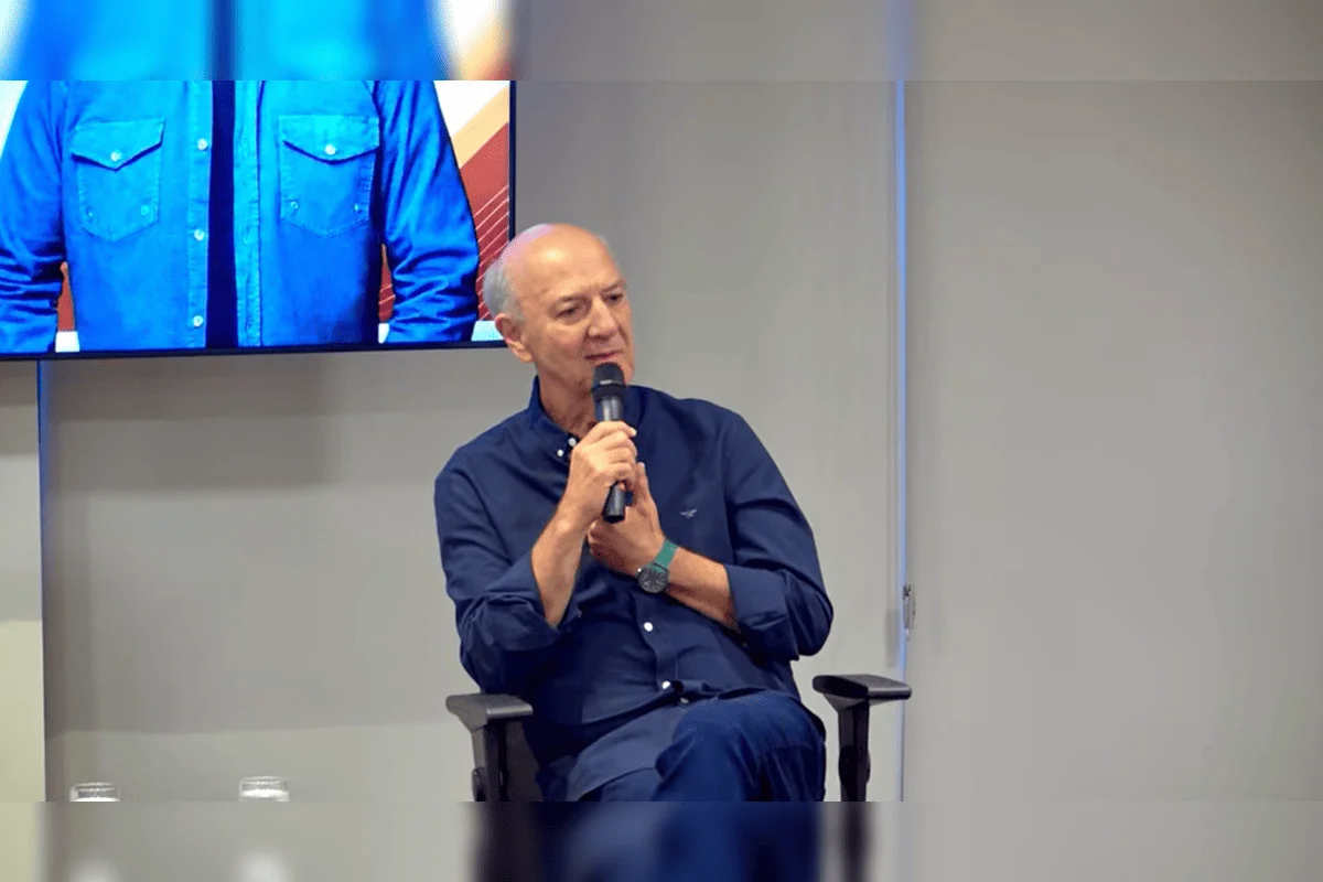 José Roberto Arruda durante sabatina na Asbraco