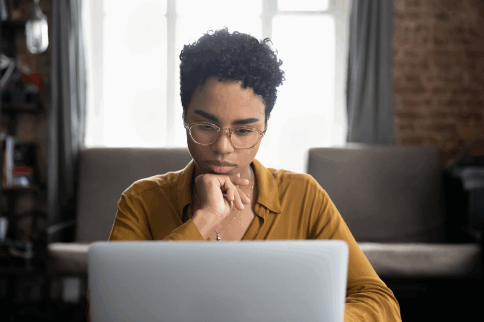 Saber interpretar os dados ajuda a tomar decisões diante de tantas informações disponíveis Imagem: fizkes | Shutterstock