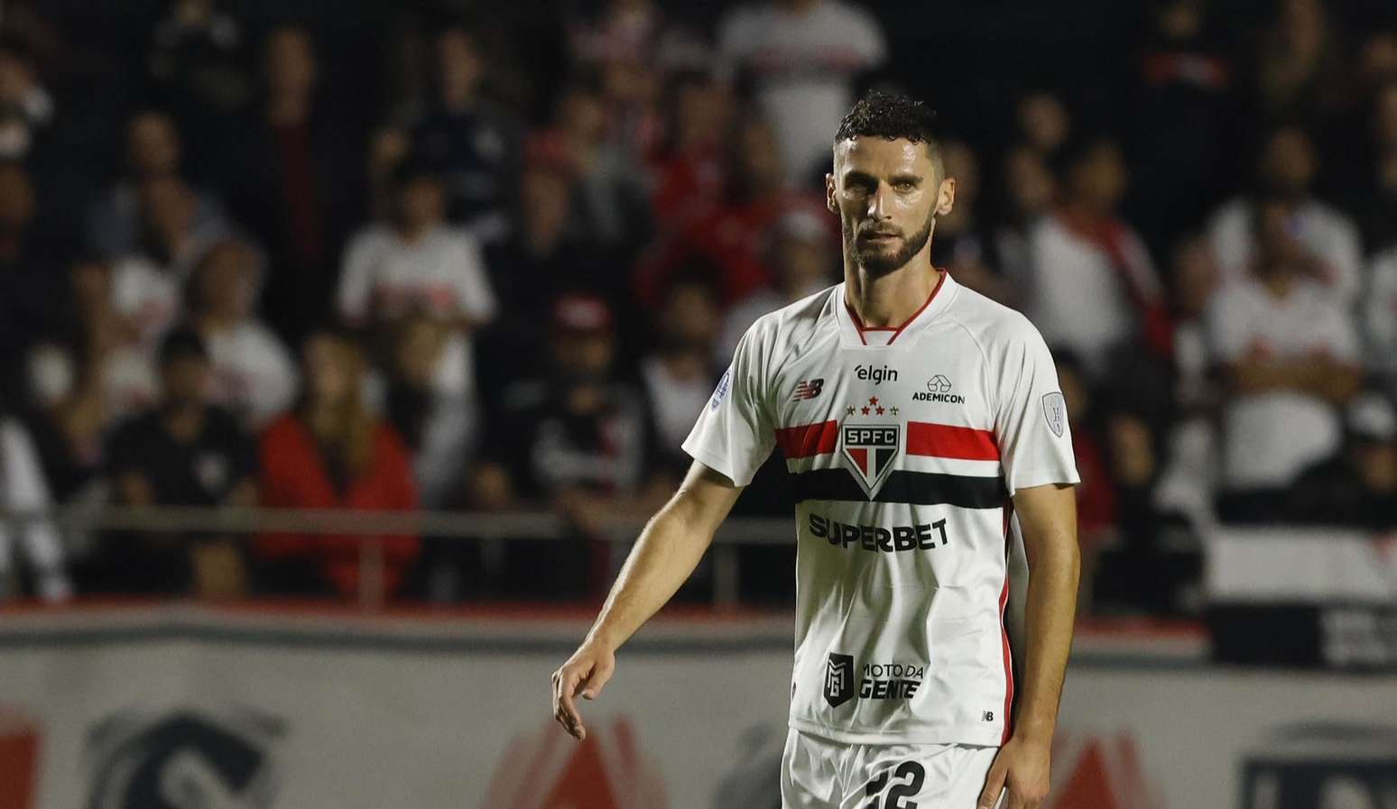 Domingos Duarte, zagueiro do S&atilde;o Paulo, sofre rompimento do ligamento cruzado anterior do joelho direito e n&atilde;o dever&aacute; jogar mais em 2026