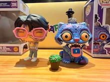 Mulher que não ganhou cavalo na infância quebra recorde com milhares de pôneis de brinquedo