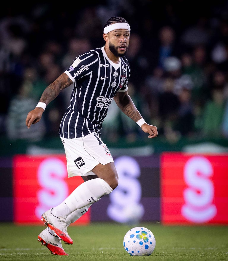Memphis Depay fica fora da primeira convocação de Xavi para a seleção holandesa