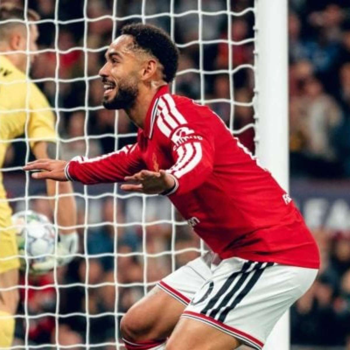 United goleia Sabah com gol de Matheus Cunha em estreia na Champions