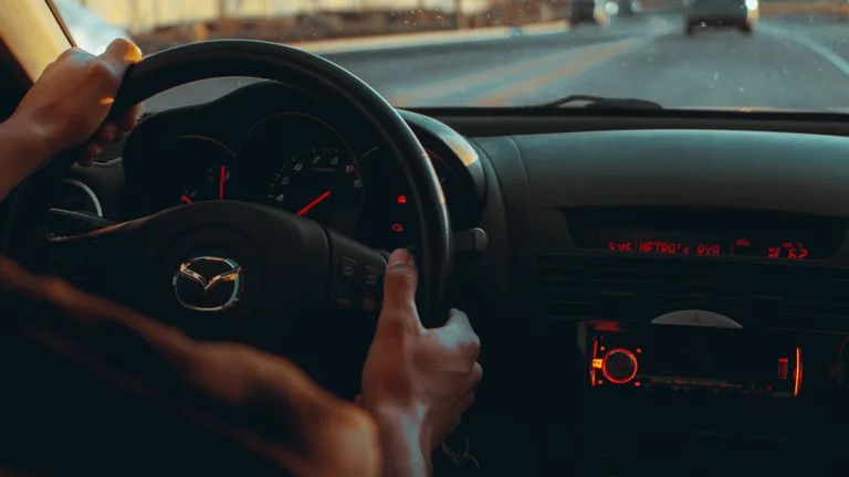 Apps de carros enviam rotas e hábitos do motorista para rede de anúncios