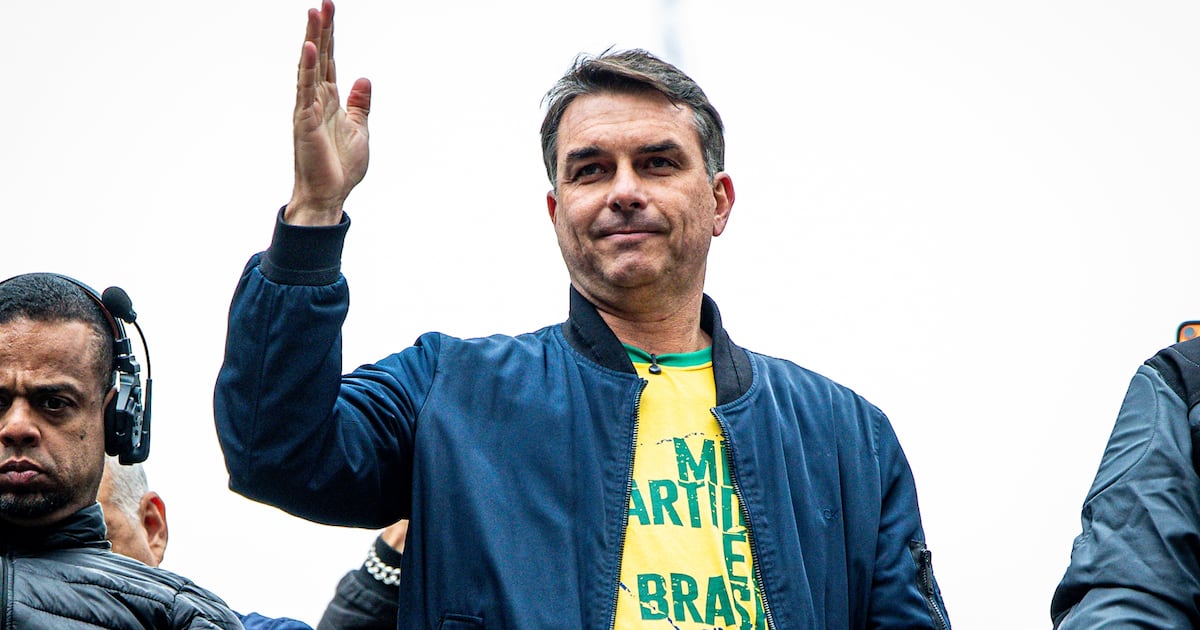 Flávio cobrou Vorcaro por repasses a Dark Horse e Eduardo operava recursos nos EUA, diz PF