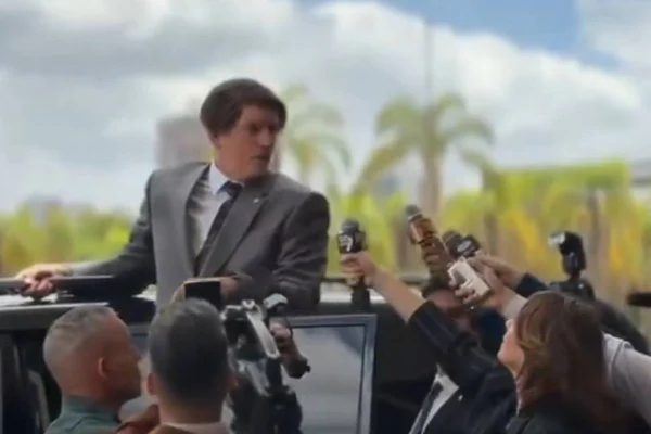 PF aponta triangulação financeira entre emendas, ONG e filme de Bolsonaro - destaque galeria