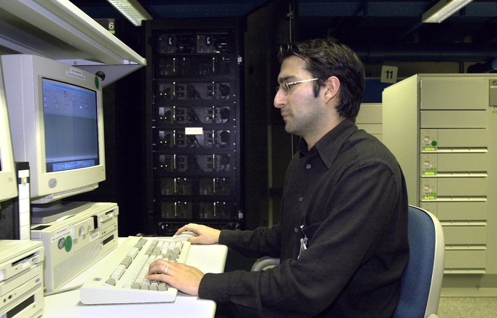 Homem mexendo em computador antigo — Foto: Picture Alliance/Getty Images