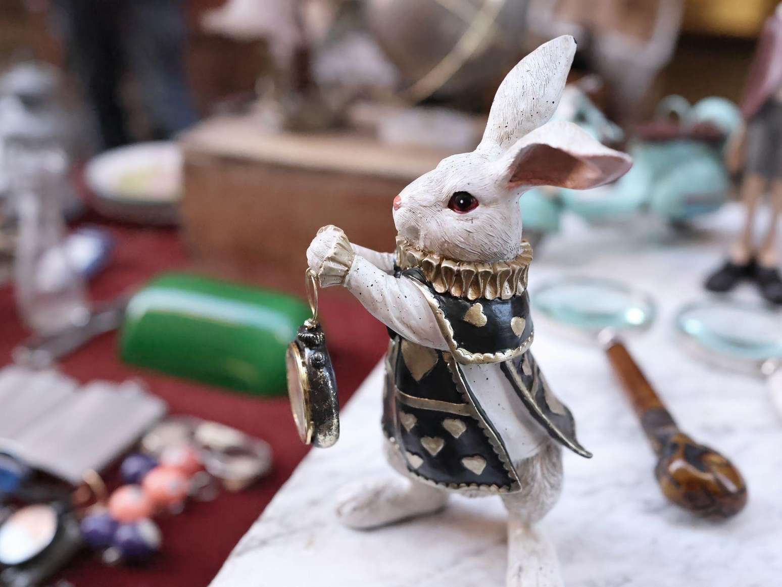 O coelho de Alice no Pa&iacute;s das Maravilhas, de Lewis Carroll, com seu rel&oacute;gio