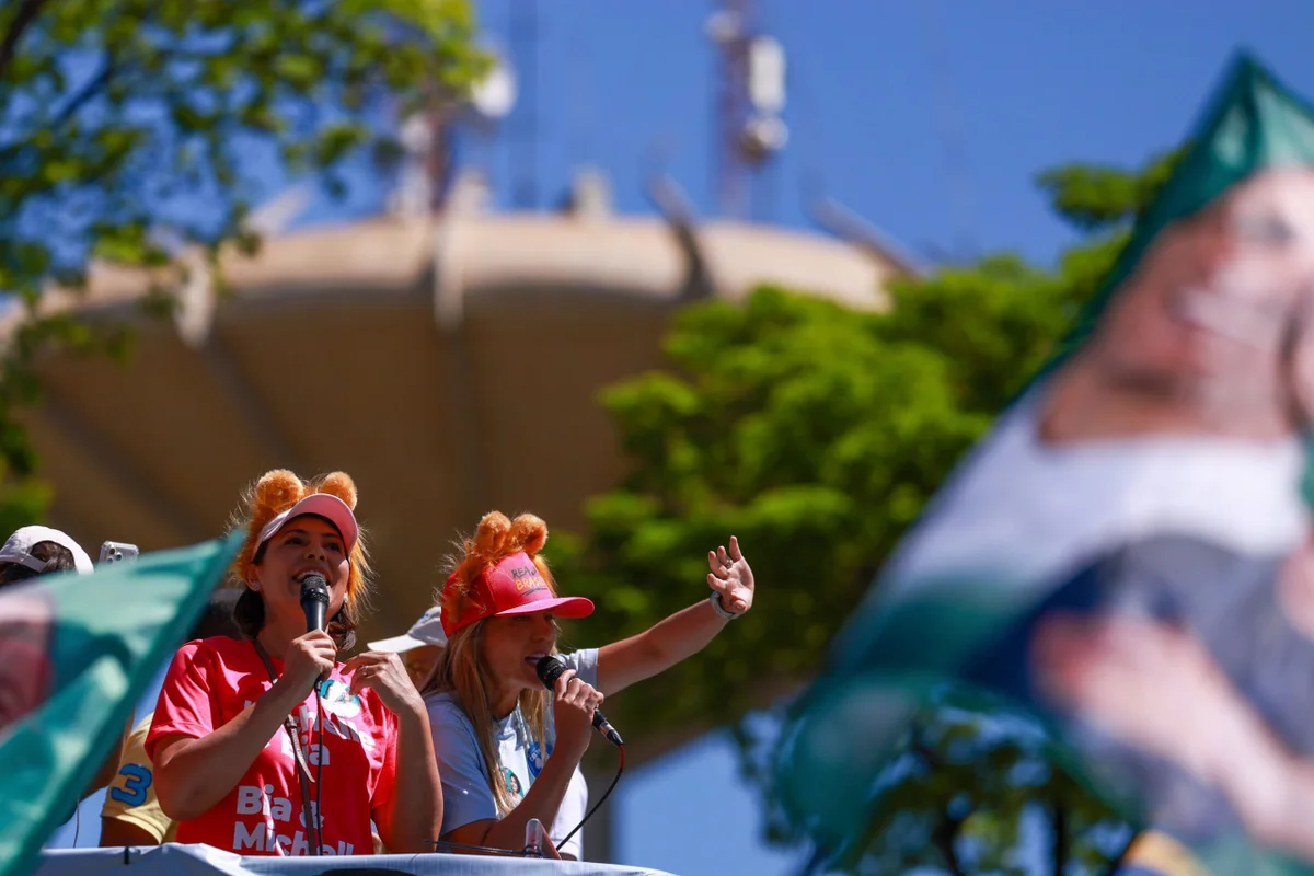 Em Ceilândia, Michelle diz que precisa cuidar de Jair: “Horário do remédio”
