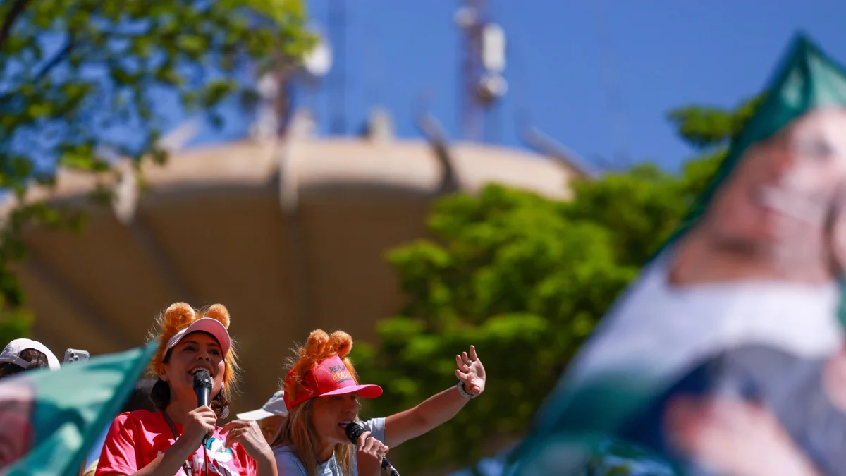 Em Ceilândia, Michelle diz que precisa cuidar de Jair: "Horário do remédio"