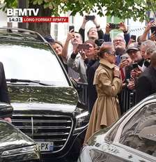 Ao chegar e sair, Céline Dion sempre dá alguns minutos de atenção aos admiradores de plantão e à imprensa que registra a retomada de sua carreira Foto: Reprodução/BFMTV