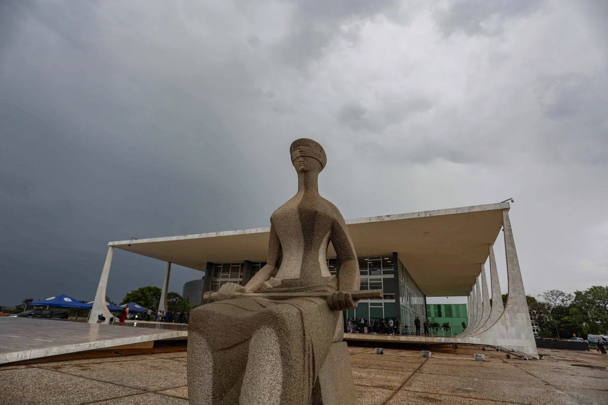 Estátua em frente ao Supremo Tribunal Federal STF é a escultura A Justiça, criada em 1961 pelo artista plástico mineiro Alfredo Ceschiatti - Metropoles