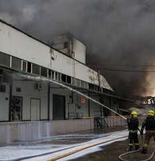 Bombeiros trabalham no local de um ataque de drone russo perto de Odesa, Ucrânia, em 13 de setembro de 2026. Foto: RFI