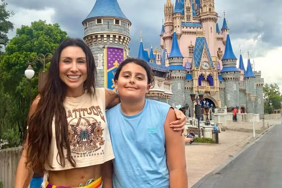 Foto colorida de Jaque Khury e o filho - Metrópoles