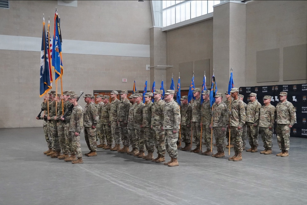 Imagem relacionada à notícia: Cerimônia conjunta marca a transição de liderança através da aviação do exército da Louisiana