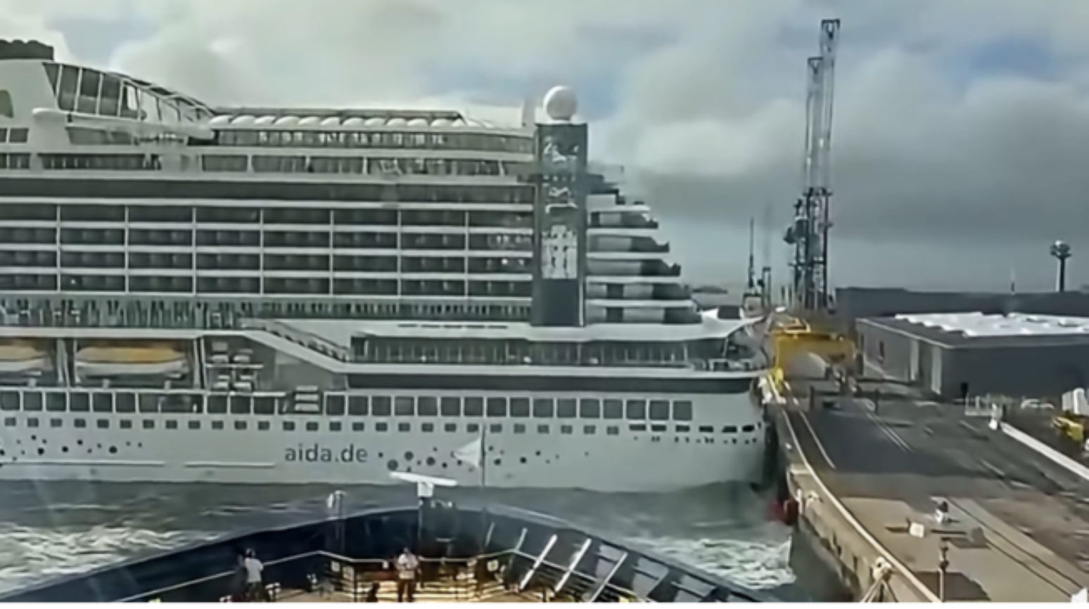 Navio colide com cais em Le Havre, na Fran&ccedil;a