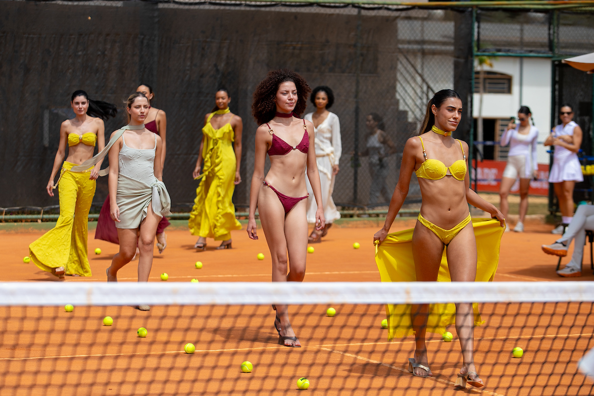 Desfile transforma quadra de tênis em passarela para marcas brasilienses