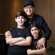 Bruno Avelar posa com os dois filhos