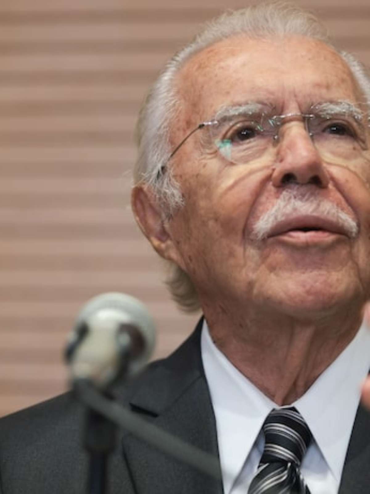 José Sarney recebe alta após internação por pneumonia