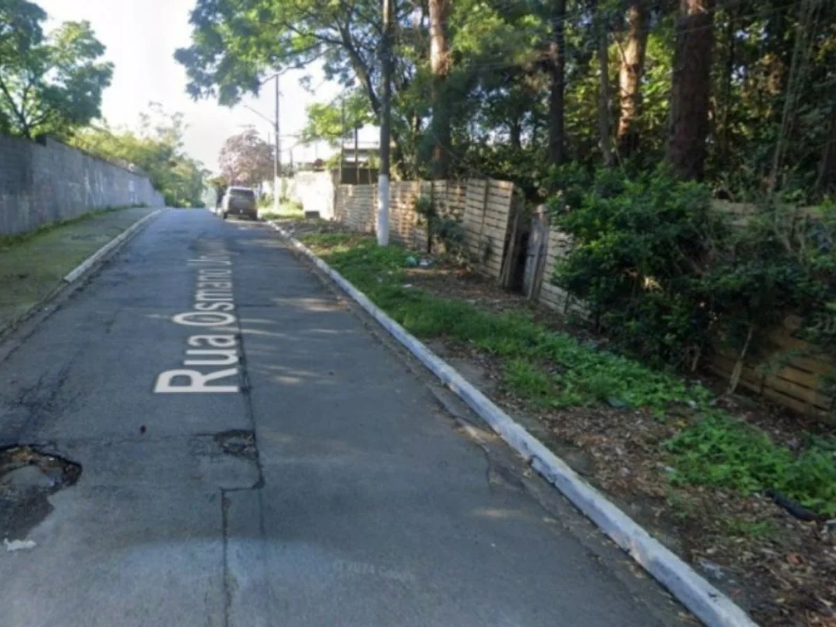 Mulher é morta a tiros e corpo abandonado dentro de saco plástico na rua