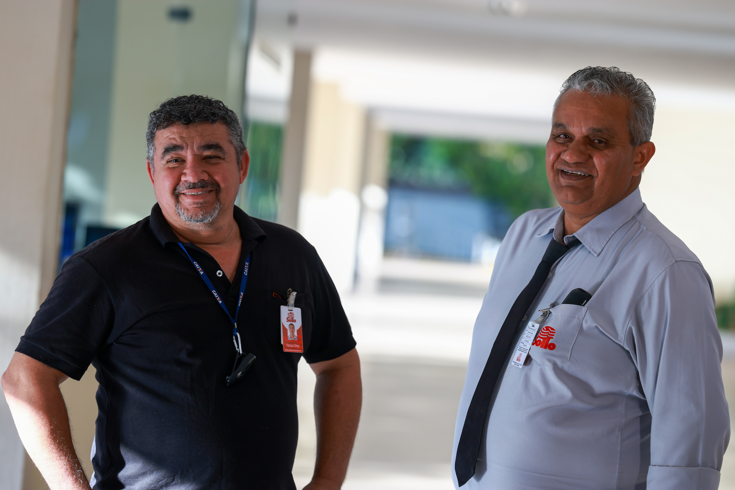 Imagem mostra dois homens de meia idade - Metrópoles