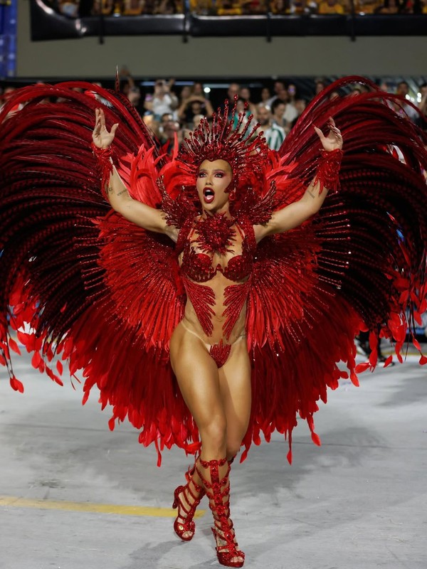 Após polêmica, estilista de Virginia fala de look ousado na F1: 'A sensualidade faz parte da identidade dela'