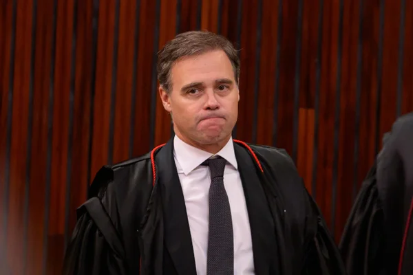 PGR avalia quebra de sigilo de instituto de Mendonça a pedido de Lindbergh