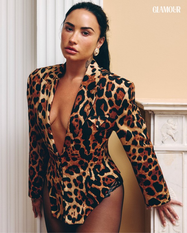 Demi Lovato revela os preparativos para a turnê "It's Not That Deep" e os shows no Brasil