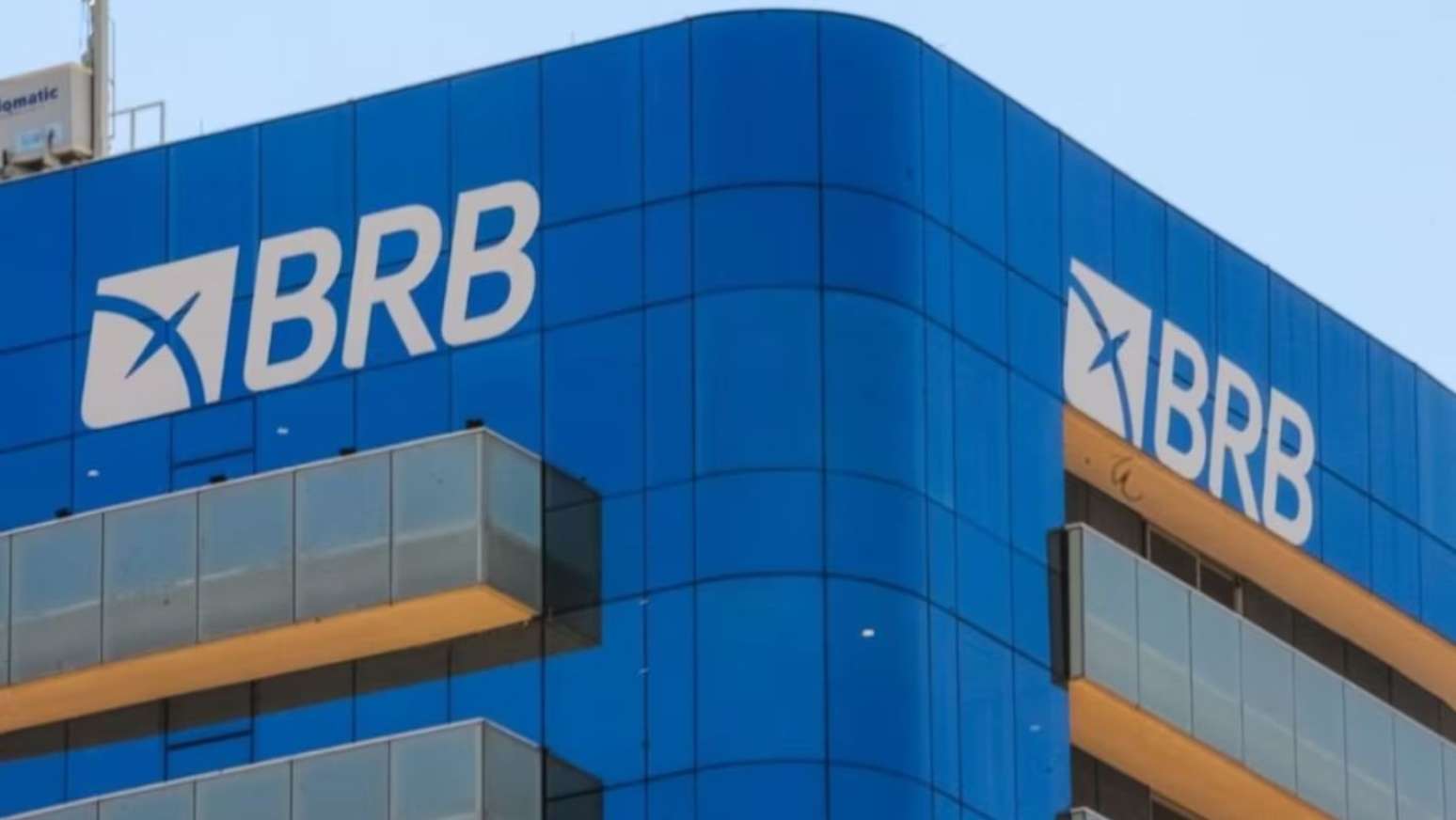 A Pol&iacute;cia Federal concluiu que as fraudes praticadas entre o Banco Master e o Banco de Bras&iacute;lia (BRB) somaram cerca de R$ 17 bilh&otilde;es e foram estruturadas mediante produ&ccedil;&atilde;o massiva de documentos falsos e a utiliza&ccedil;&atilde;o de uma empresa de fachada.