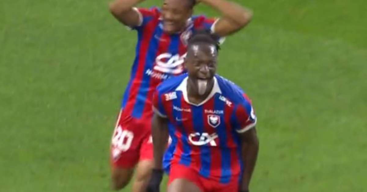 Vídeo: jogador faz dois gols e abaixa o calção para comemorar